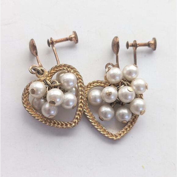 Vintage ChaCha Faux Pearl Cluster Gold Tone Heart Romantic Screwback Earrings - Picture 3 of 3